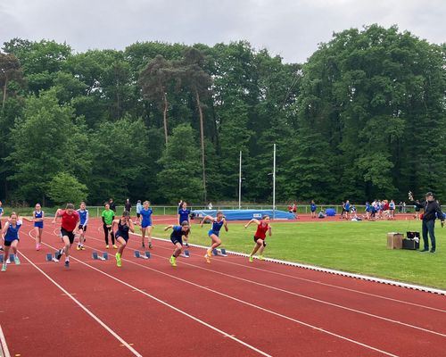 Beim Finale über 75 Meter der Schülerinnen W12 - hier der Start - sorgten Su-Linh Henkes (10,48 Sekunden, 3.v.l.) und Sara Weber (10,47 Sekunden, 4.v.l.) für einen Doppelsieg des gastgebenden LC Olympia Lorsch. (Foto: Kerstin Sonnabend)