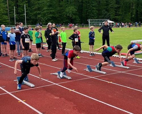 Bei den Titelkämpfen des Leichtathletikkreis Bergstraße ermitteln am Samstag die Altersklassen U12 und älter ihre Besten im Lorscher Olympiastadion - wie im Vorjahr die Schüler M10 im 50-Meter-Sprint. (Foto: Kerstin Sonnabend)