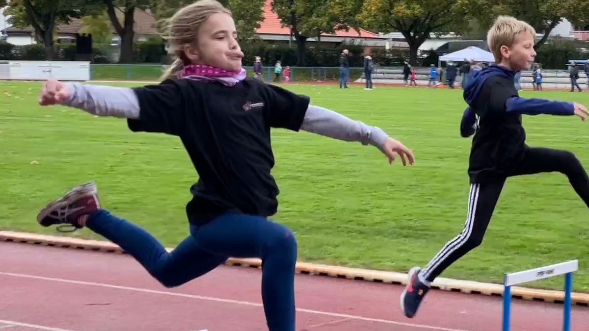 Ein Hürdensprint stand für die U10 bei der Kreismeisterschaften in der Kinderleichtathletik auf dem Programm. Foto: Kerstin Sonnabend.